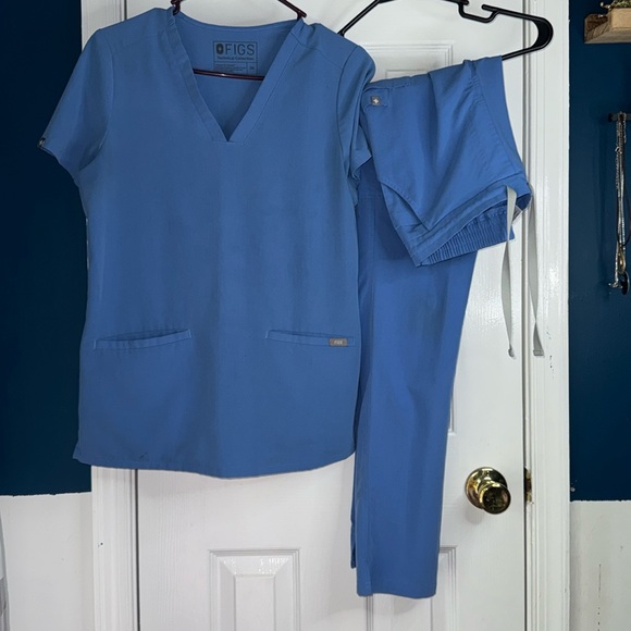 FIGS Scrub Set’s. $25/ea - Picture 6 of 6